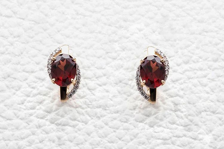 Серьги из красного золота с 2 гранатами и 28 фианитами