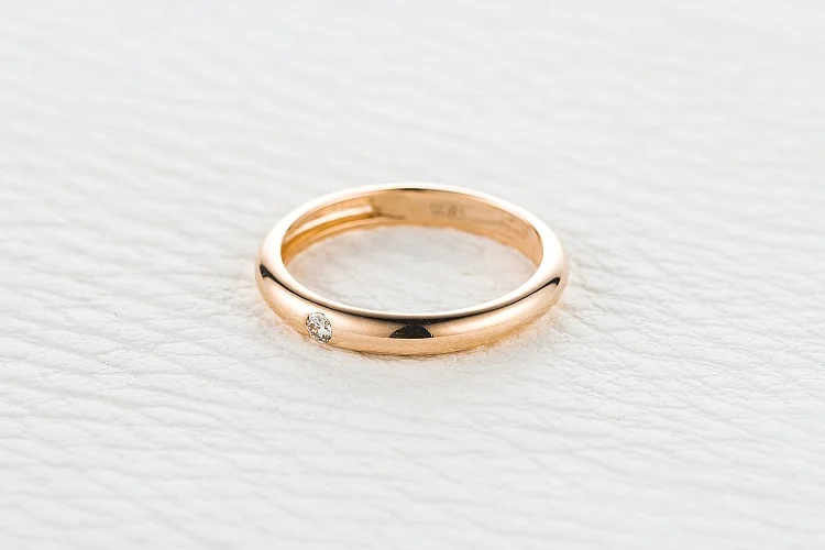 Обручальное кольцо из красного золота с бриллиантом