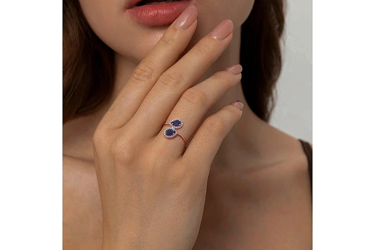 Кольцо из красного золота с 2 иолитами и 32 фианитами