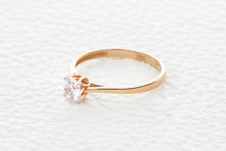 Кольцо из красного золота с кристаллом swarovski