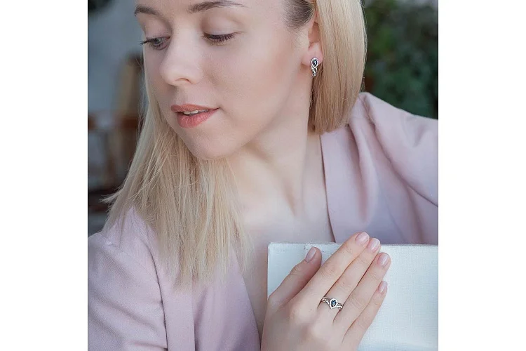 Кольцо из белого золота с сапфиром и 32 бриллиантами