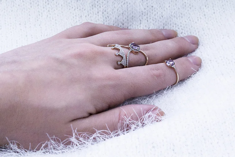 Кольцо из красного золота с аметистом и 36 фианитами