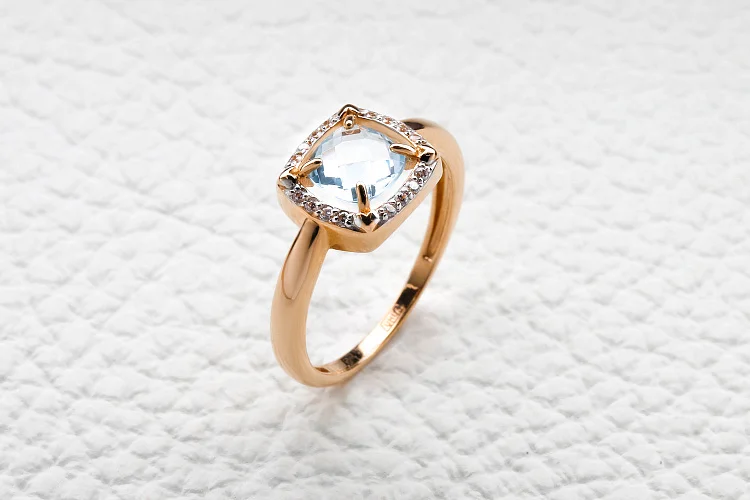 Кольцо из красного золота с топазом sky и 16 фианитами