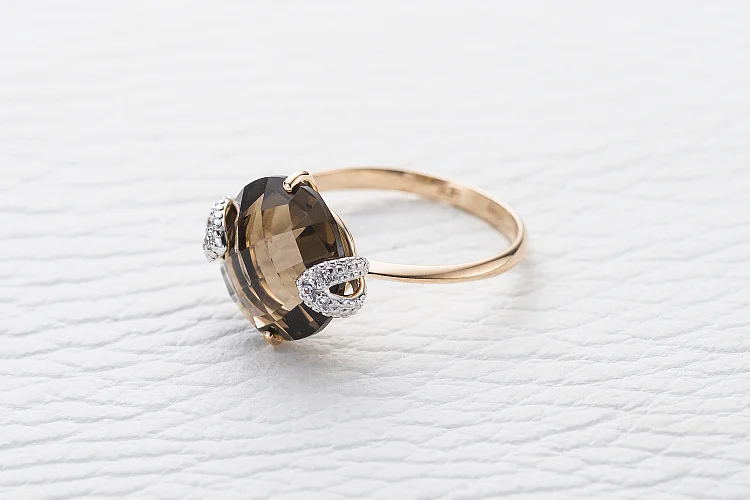 Кольцо из красного золота с раухтопазом и 6 фианитами