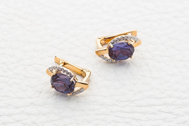 Серьги из красного золота с 2 александритами и 28 фианитами