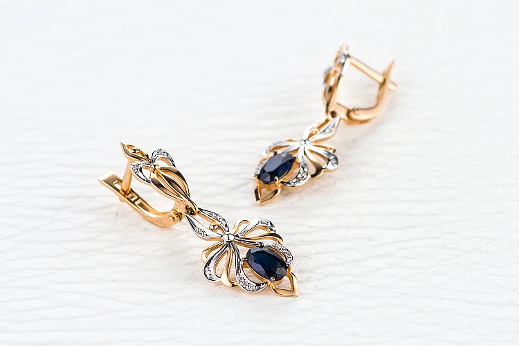 Серьги из красного золота с 2 корундами и 24 бриллиантами