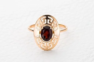 Кольцо Круг из красного золота с гранатом