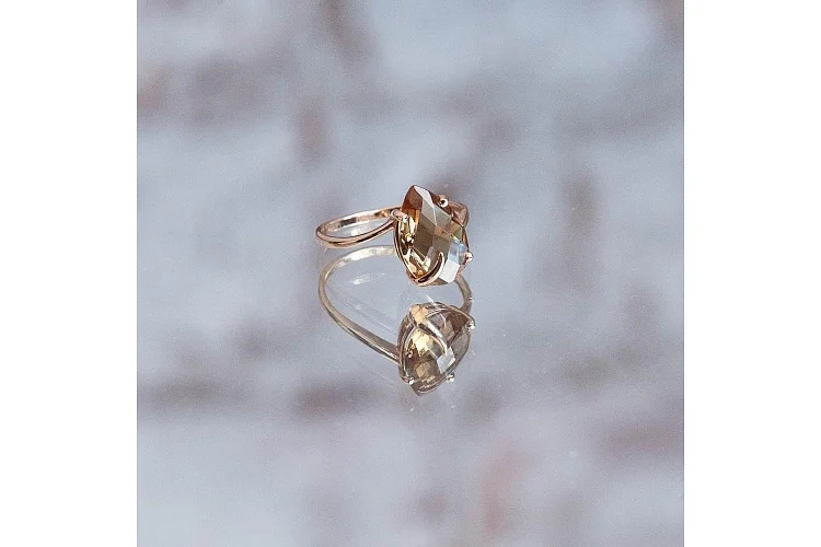 Кольцо из красного золота с султанитом