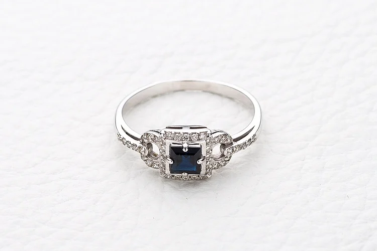 Кольцо из белого золота с сапфиром и 42 бриллиантами