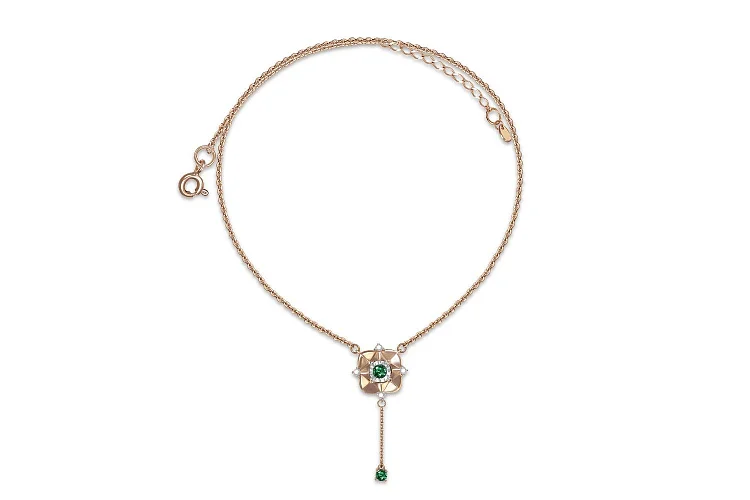 Колье из красного золота с 2 изумрудами и 4 бриллиантами