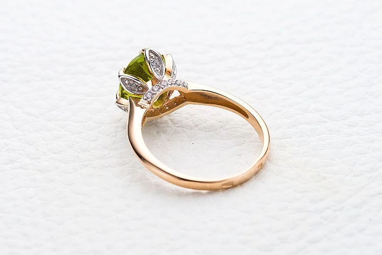 Кольцо из красного золота с хризолитом и 16 фианитами