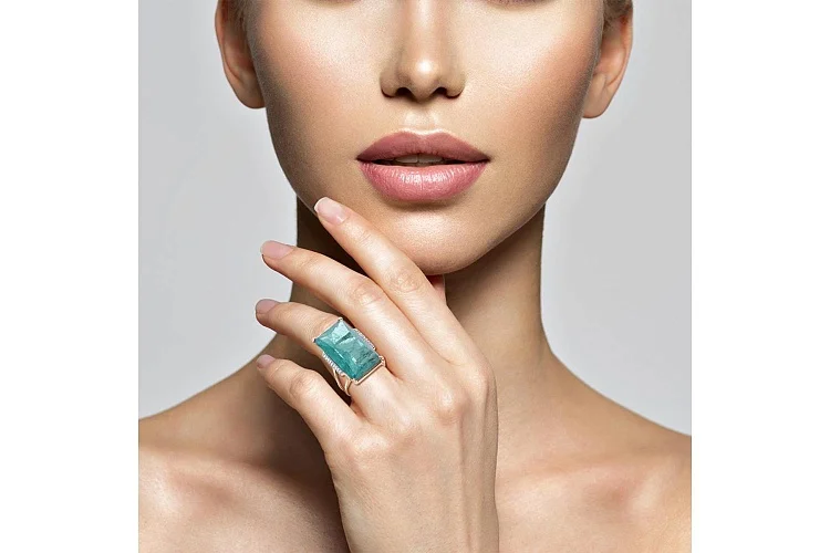 Кольцо из красного золота с наноситалом и 18 фианитами