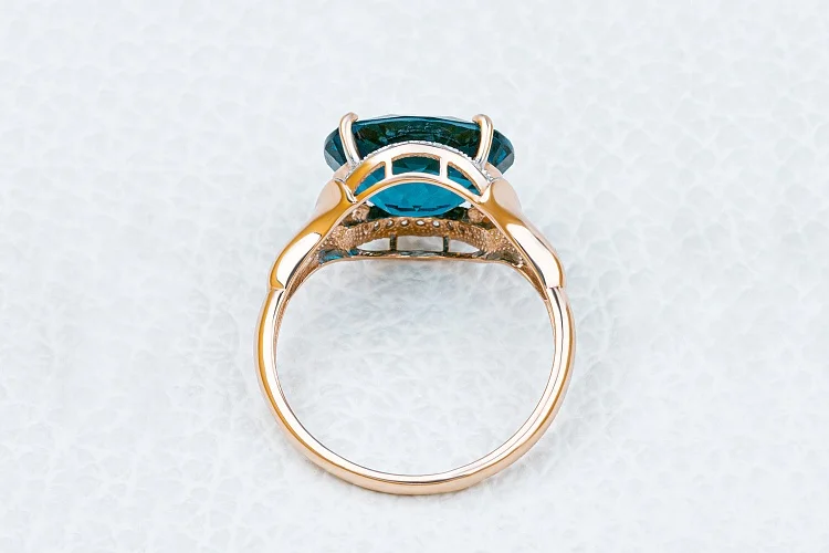 Кольцо из красного золота с топазом лондон и 18 фианитами