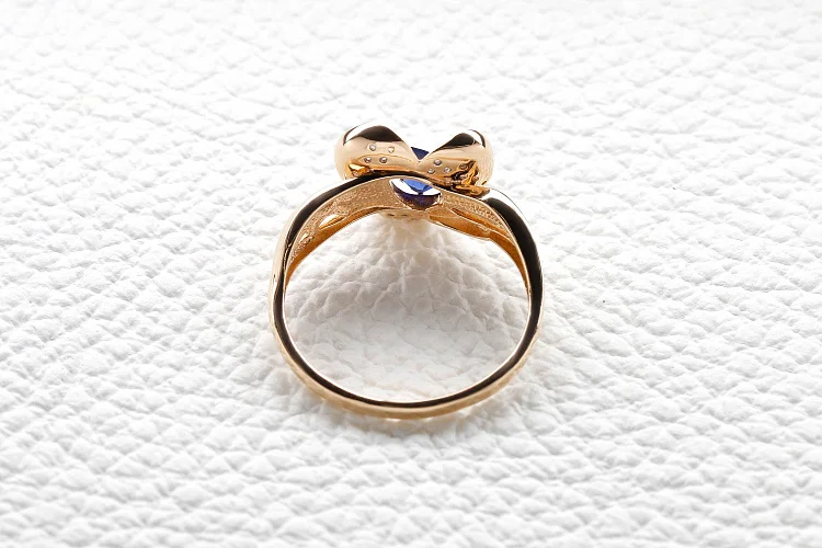 Кольцо Цветок из красного золота с корундом и 33 бриллиантами