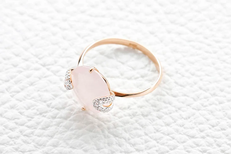 Кольцо из красного золота с кварцем и 6 фианитами