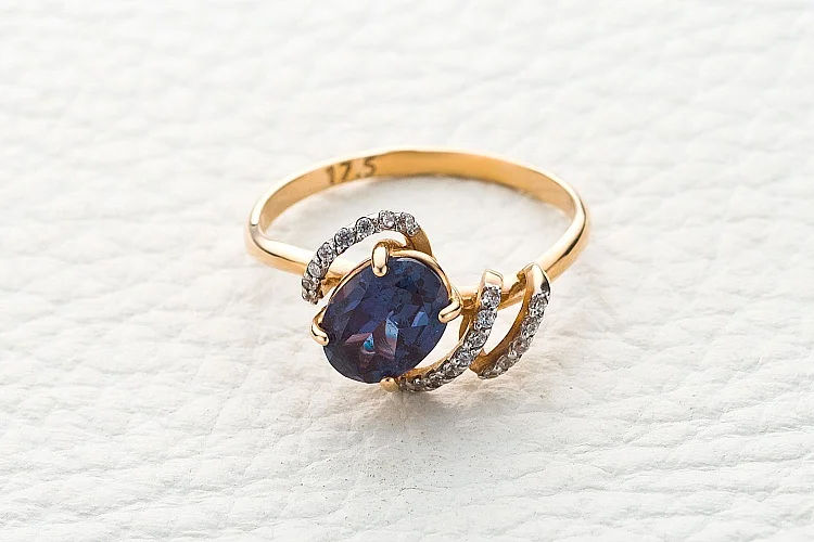 Кольцо из красного золота с александритом и 21 фианитами