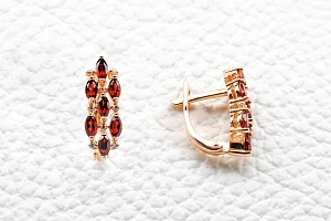 Серьги из красного золота с 14 гранатами и 16 фианитами