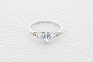 Кольцо из белого золота с топазом sky и 6 фианитами