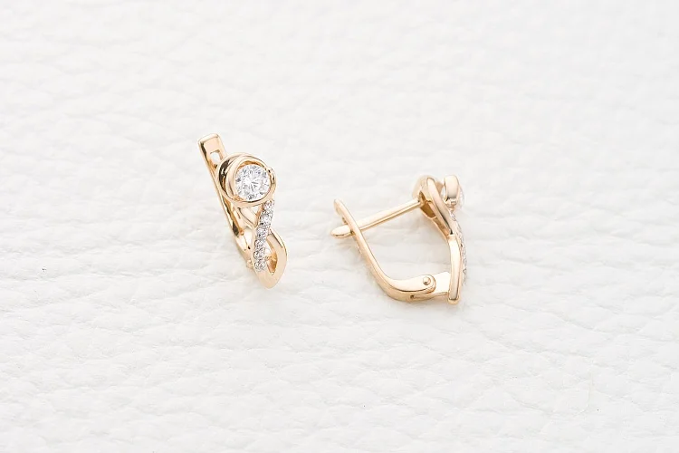 Серьги из красного золота с 14 фианитами