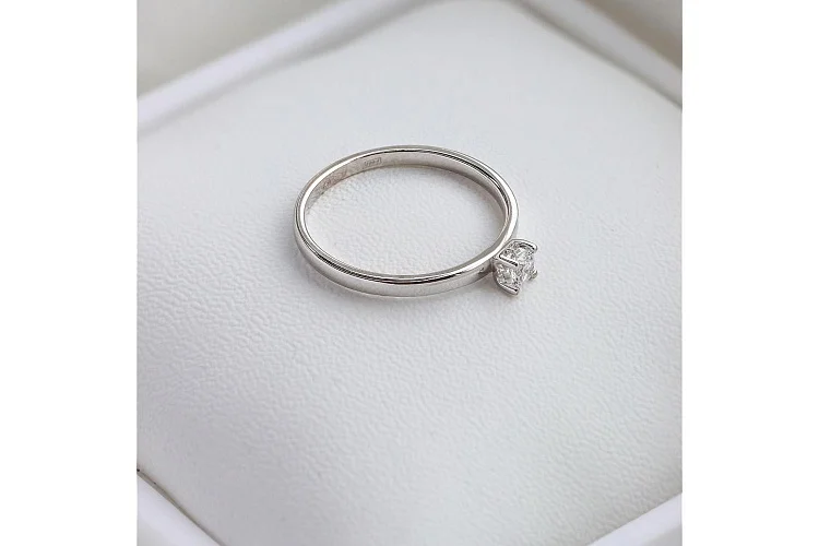 Кольцо из белого золота с выращенным бриллиантом