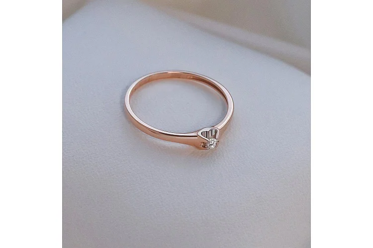 Кольцо из красного золота с бриллиантом