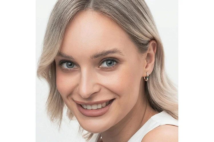 Серьги из красного золота с 2 изумрудами и 12 бриллиантами