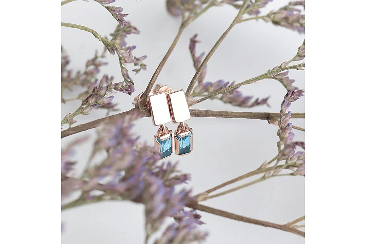 Серьги-пусеты Прямоугольники из красного золота с 2 топазами swiss