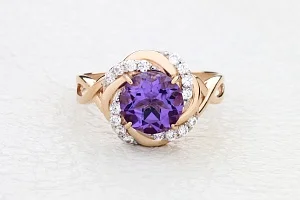 Кольцо из красного золота с аметистом и 16 фианитами