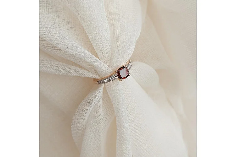 Кольцо из красного золота с гранатом и 50 фианитами