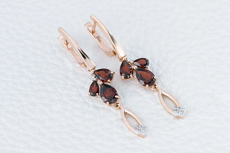 Серьги из красного золота с 6 гранатами и 8 фианитами