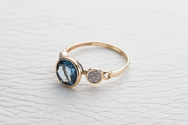 Кольцо из красного золота с топазом лондон и 14 фианитами
