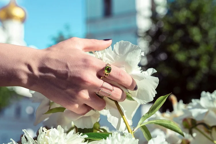 Кольцо из жёлтого золота с хризолитом