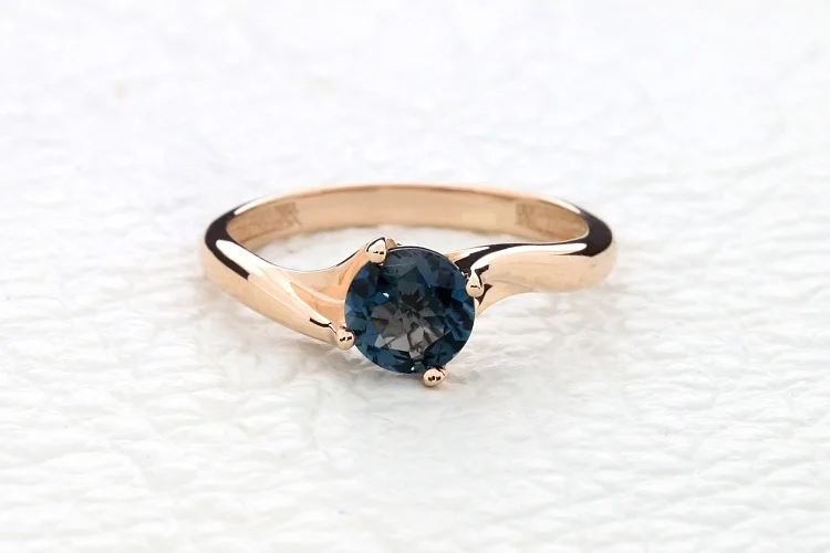 Кольцо из красного золота с топазом лондон