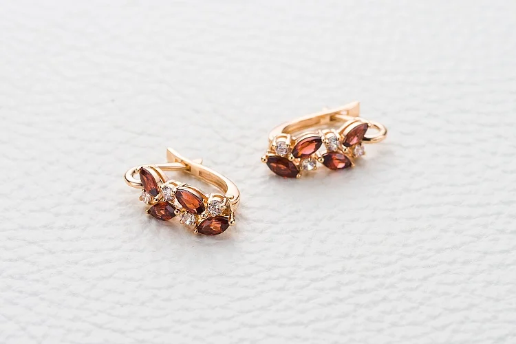 Серьги из красного золота с 8 гранатами и 8 фианитами