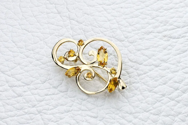 Брошь из жёлтого золота с 8 цитринами