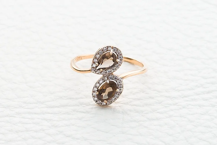 Кольцо из красного золота с 2 раухтопазами и 32 фианитами