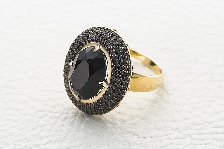 Кольцо из жёлтого золота с шпинелью и 184 фианитами