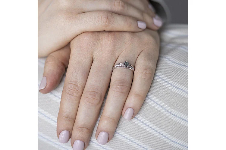 Кольцо из белого золота с александритом и 10 фианитами