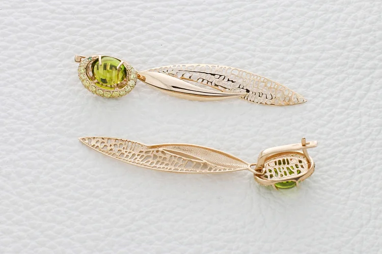 Серьги из красного золота с 2 кварцами и 76 фианитами