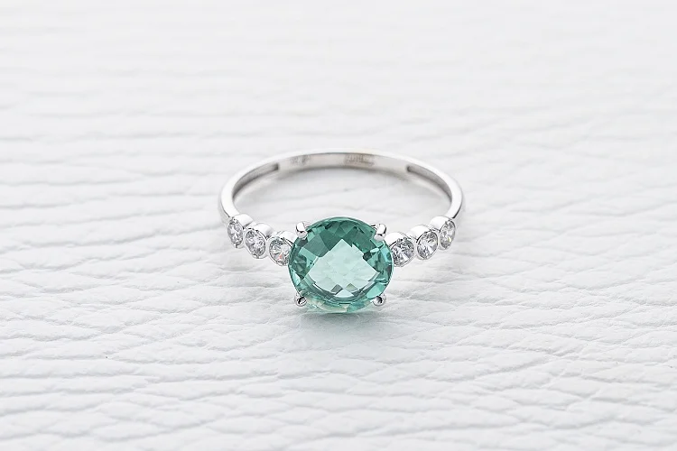 Кольцо из белого золота с кварцем и 6 фианитами