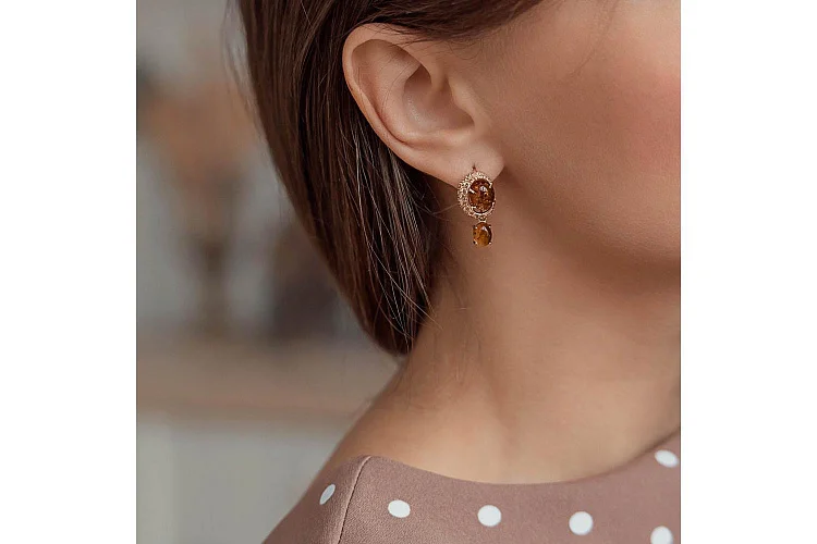 Серьги из жёлтого золота с янтарём и 74 фианитами