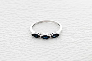 Кольцо из белого золота с 3 сапфирами