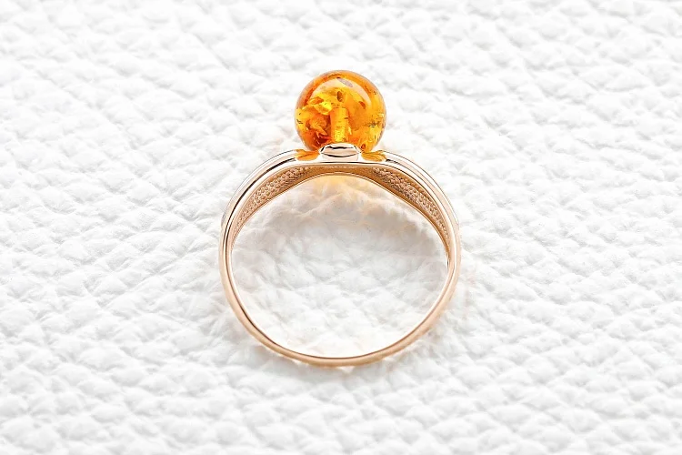 Кольцо из красного золота с янтарём