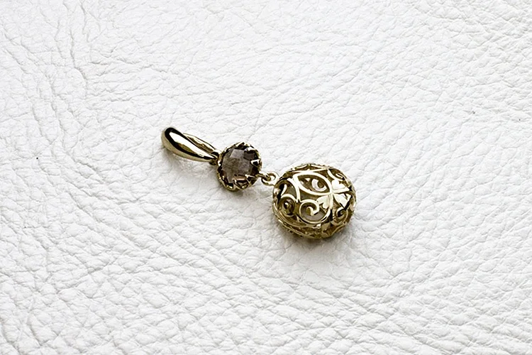 Подвеска из жёлтого золота с раухтопазом