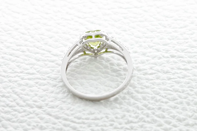 Кольцо Сердце из белого золота с хризолитом и 44 бриллиантами