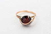 Кольцо из красного золота с гранатом и 3 фианитами