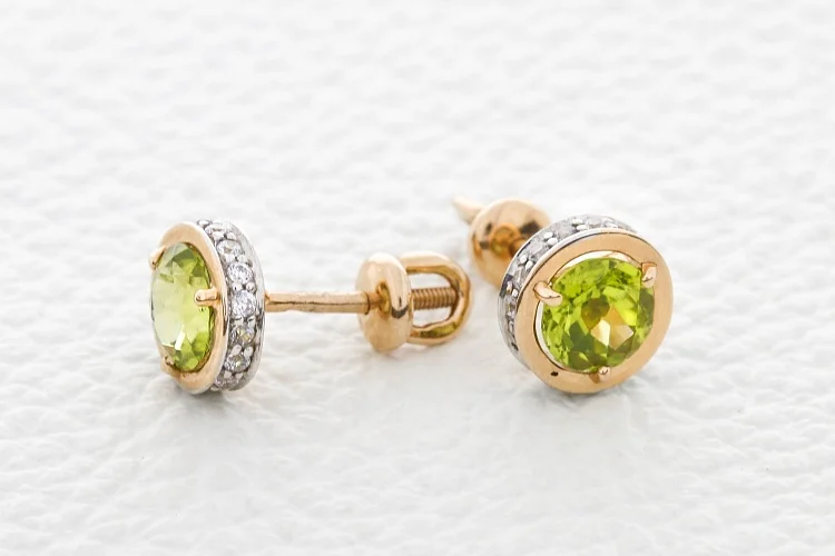 Серьги-пусеты из красного золота с 2 хризолитами и 32 фианитами