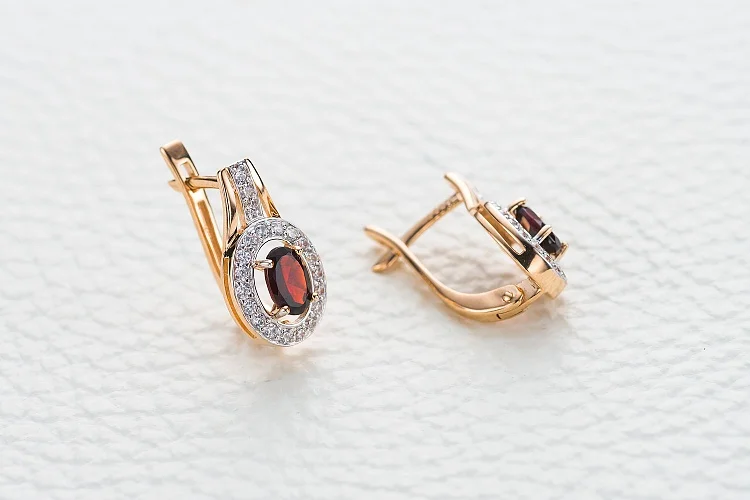 Серьги из красного золота с 2 гранатами и 42 фианитами