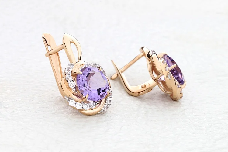 Серьги из красного золота с 2 аметистами и 32 фианитами
