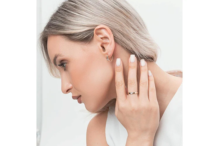 Кольцо из красного золота с бриллиантом